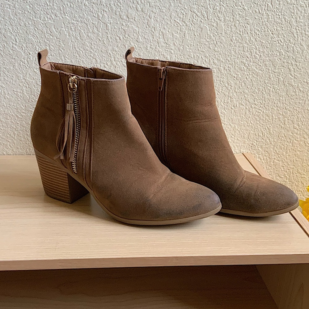 Tan Block Heel Fashion Boots with Tassle